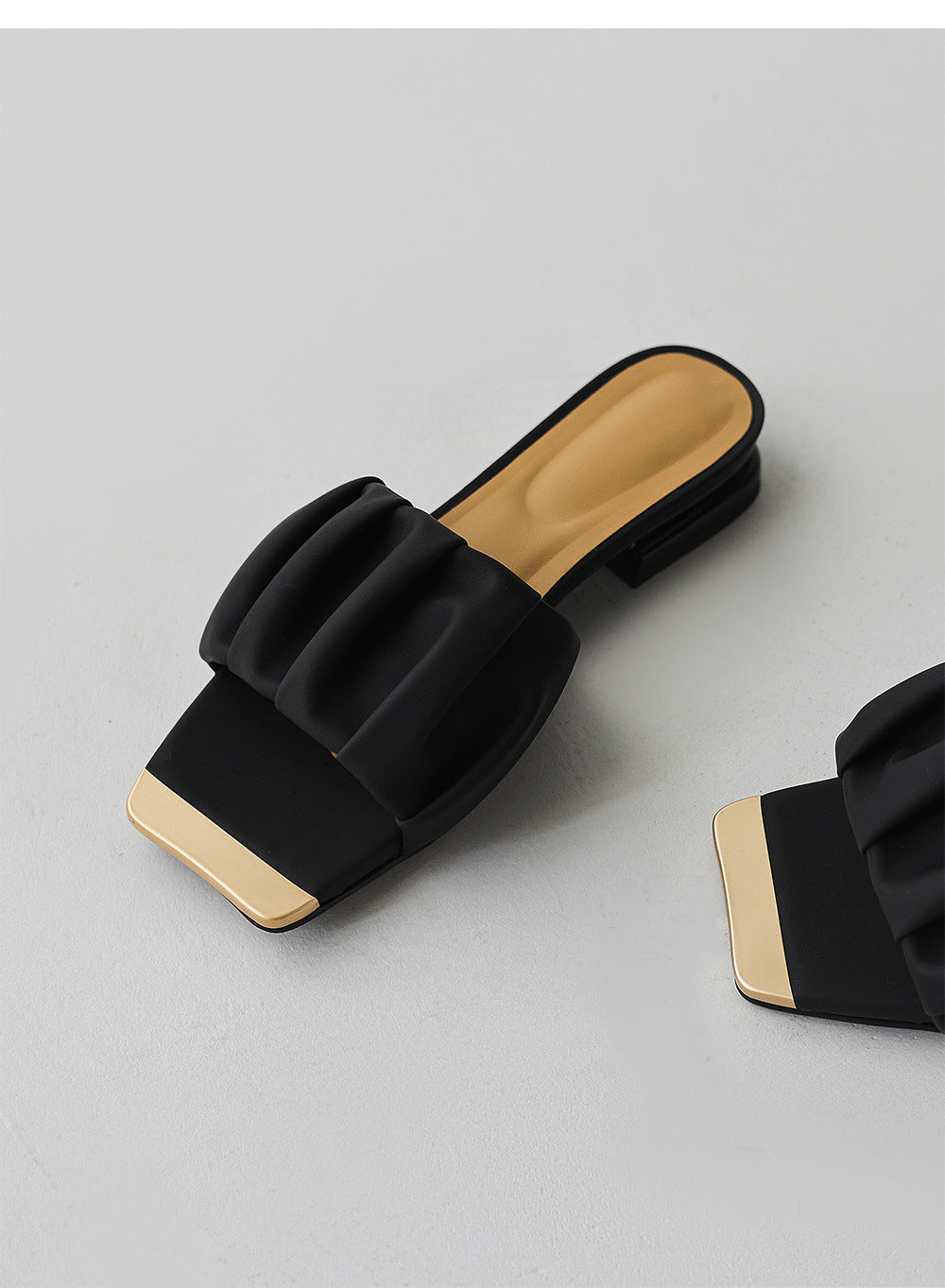 Metal toe flat flip flops new style one-line pleated outer sandals CH545