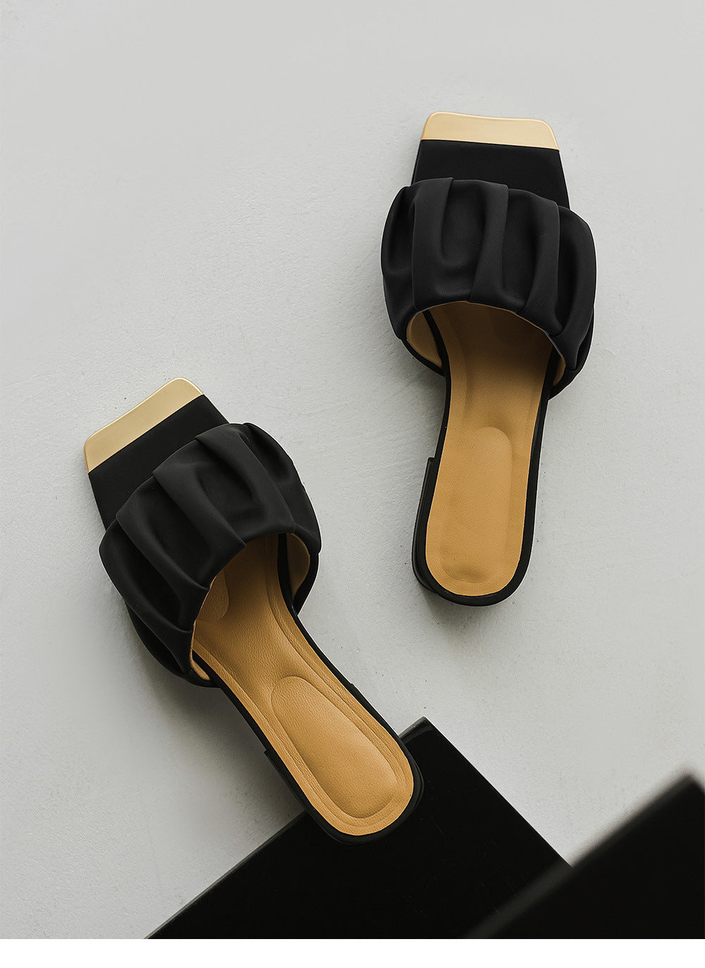 Metal toe flat flip flops new style one-line pleated outer sandals CH545